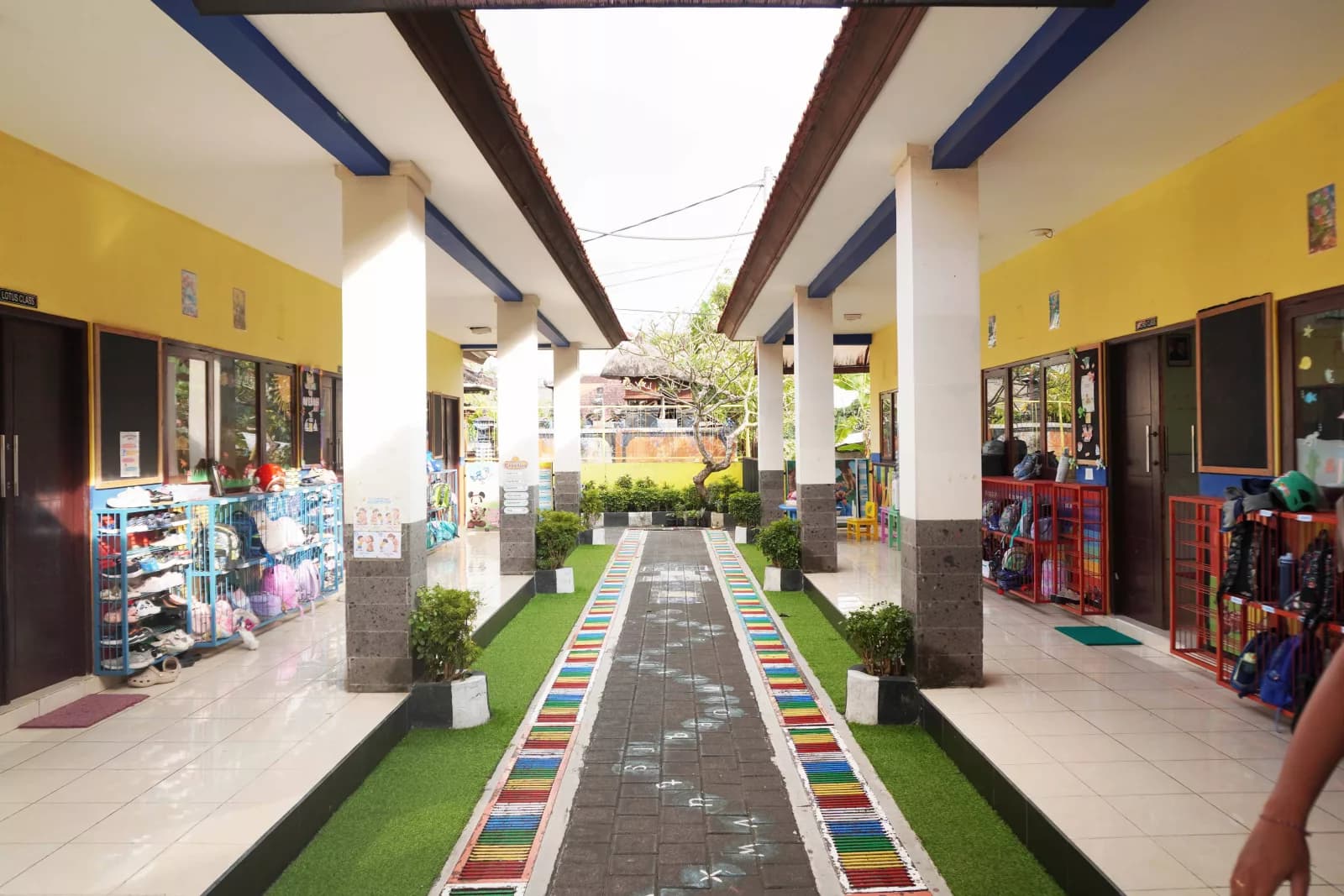 school outdoor play area, kids outdoor arcade, kindergarten pathway.
