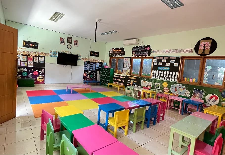 kindergarten classroom, preschool learning environment, interactive preschool classroom.