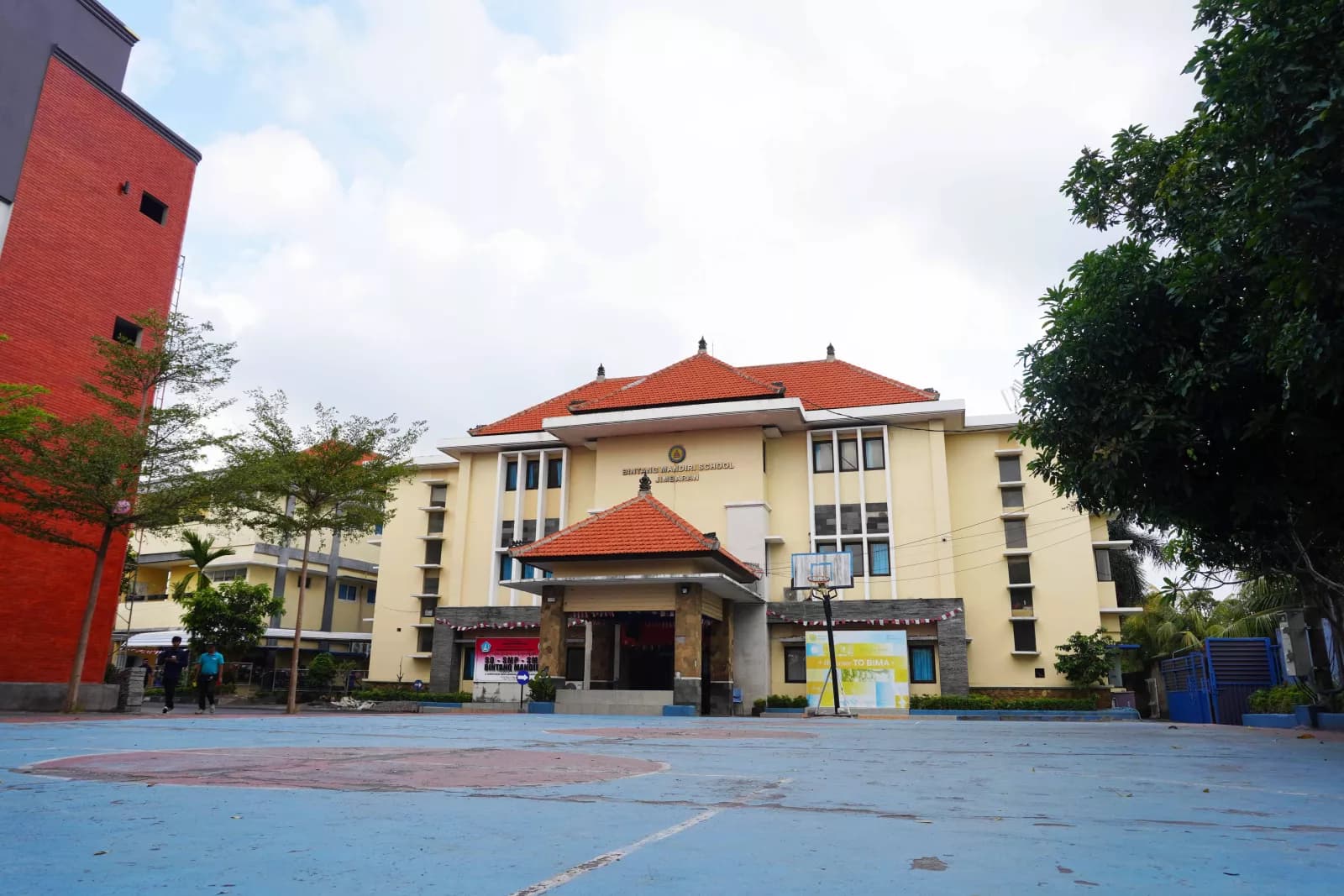 elementary school building, primary school campus, school learning environment.